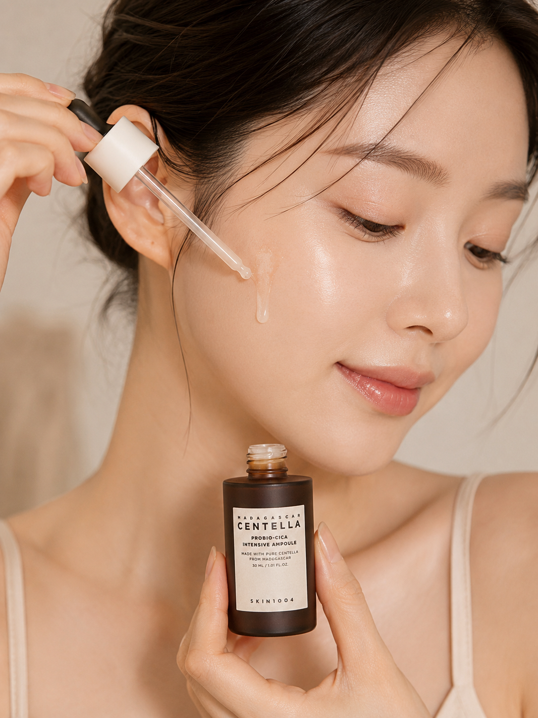 Dáma používa SKIN1004 Probio-Cica Intensive Ampoule