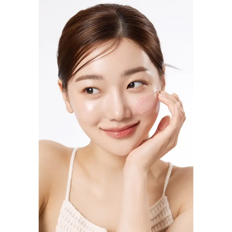 Modelka s Medicube Collagen Jelly Cream