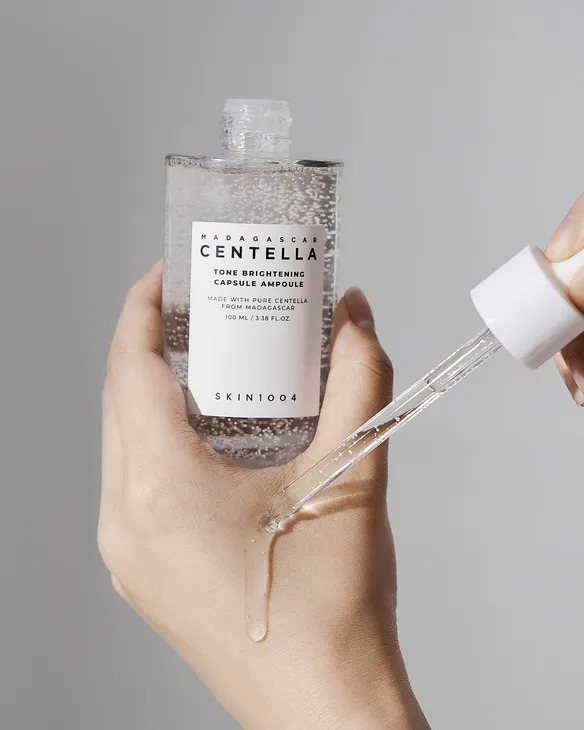 SKIN1004 Tone Brightening Capsule Ampoule v ruke