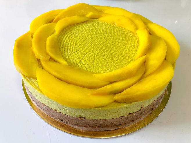 RAW CAKE MANGO🌀 Dnes čerstvý živý dortíček, pouze mixovaný z oříšků a ovoce, zcela vitariánský, nepečený, bez laktózy,...
