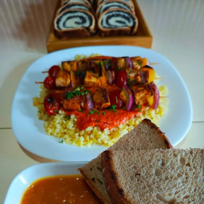 LÉČIVÉ ÚTERÝ 🙏 PIKANTNÍ POLÉVKA Z ČERVENÉ ČOČKY, VEGANSKÉ HALLOUMI ŠPÍZY S BULGUREM A OMÁČKOU ROMESCO, VEGAN MAKOVÝ ZÁVIN...