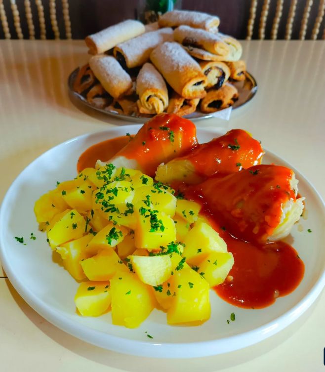 POLÉVKA Z MEDVĚDÍHO ČESNEKU A HRÁŠKU, PLNĚNÉ ZELNÉ ZÁVITKY "HOLUBKY" S RAJČATOVOU OMÁČKOU, BRAMBORY, VEGAN ROHLÍČKY S...