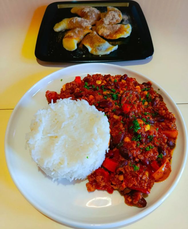 ORIENTÁLNÍ CIZRNOVÝ KRÉM, VEGAN CHILLI CON CARNE S RÝŽÍ, VEGANSKÉ BRAMBOROVÉ TAŠTIČKY SE STROUHÁNKOU A ROSTL. MÁSLEM...