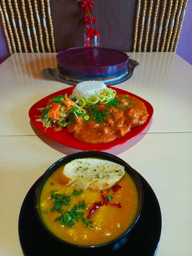 ŠŤASTNÝ PÁTEK 🍀 17.4. 10-15 rozvoz zdarma KUKUŘIČNÁ POLÉVKA S CHILLI A BAGETKOU, VEGAN BRAZILSKÉ ESTROGONOFE S KRÉMEM Z...