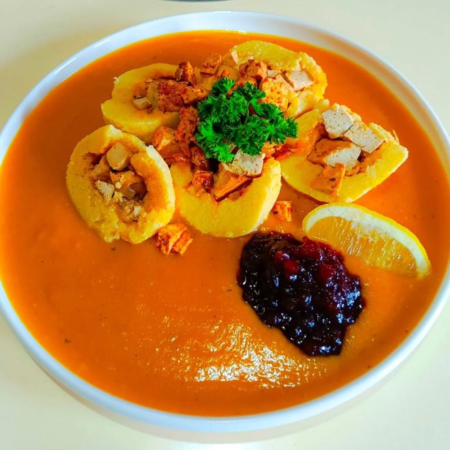 DOBRÝ ČTVRTEK 🙏 POLÉVKA Z HLÁVKOVÉHO ZELÍ A HLÍVY ŮSTŘIČNÉ, VEGAN SVÍČKOVÁ S PLNĚNÝMI JÁHLOVÝMI KNEDLÍKY, MAKOVÝ VEGAN...