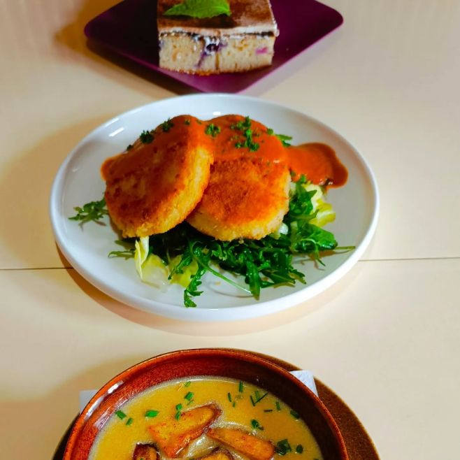 DOBRÝ ČTVRTEK 🙏😋🍀 14.5. 10-15 rozvoz zdarma VEGAN DEMIKÁT - BRYNDZOVÁ POLÉVKA, BRAMBOROVÝ GORDON BLEU NA RUKOLOVÉM SALÁTĚ,...