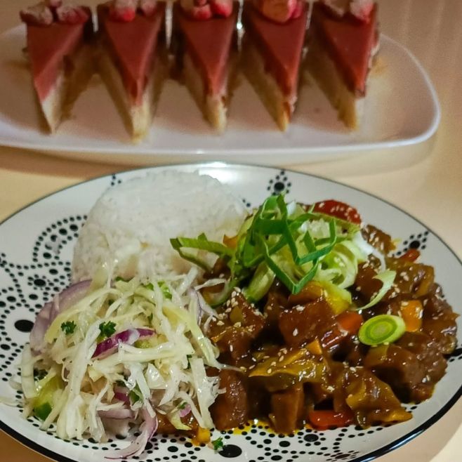 ŠŤASTNÝ PÁTEK 🍀 15.5. 10-15 VEGANSKÝ BORŠČ S FAZOLEMI, VEGAN LAZY ČÍNA S JASMÍNOVOU RÝŽÍ A SALÁTKEM, ROSTLINNÝ KŘEHKÝ...
