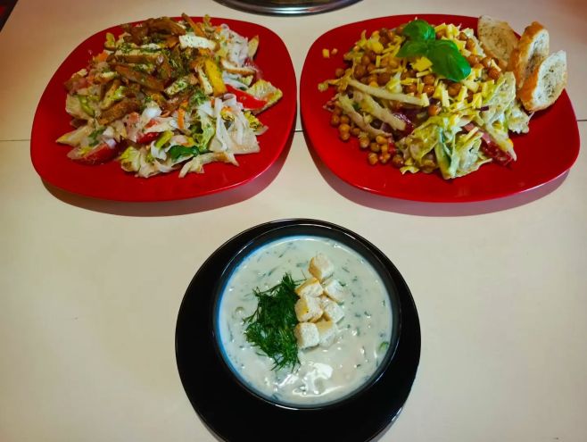 PONDĚLNÍ OSVĚŽENÍ 🥗 29.6. 10-17 rozvoz zdarma 25min výdej 15min VEGAN OKURKOVÁ POLÉVKA TARATOR, ZELENINOVÝ SALÁT S...