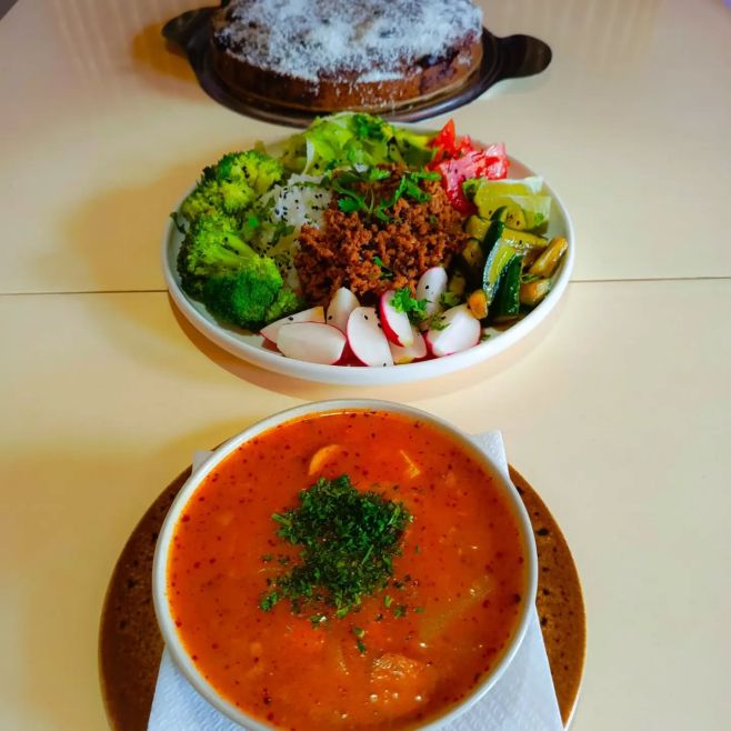 DOBRÝ ČTVRTEK 🙏 FRANKFURTSKÁ ROSTL. POLÉVKA, BULGOGI BOWL (KOREJSKÁ RÝŽOVÁ MÍSA S VEGAN MLETÝM MASEM), ROSTLINNÝ KŘEHKÝ...