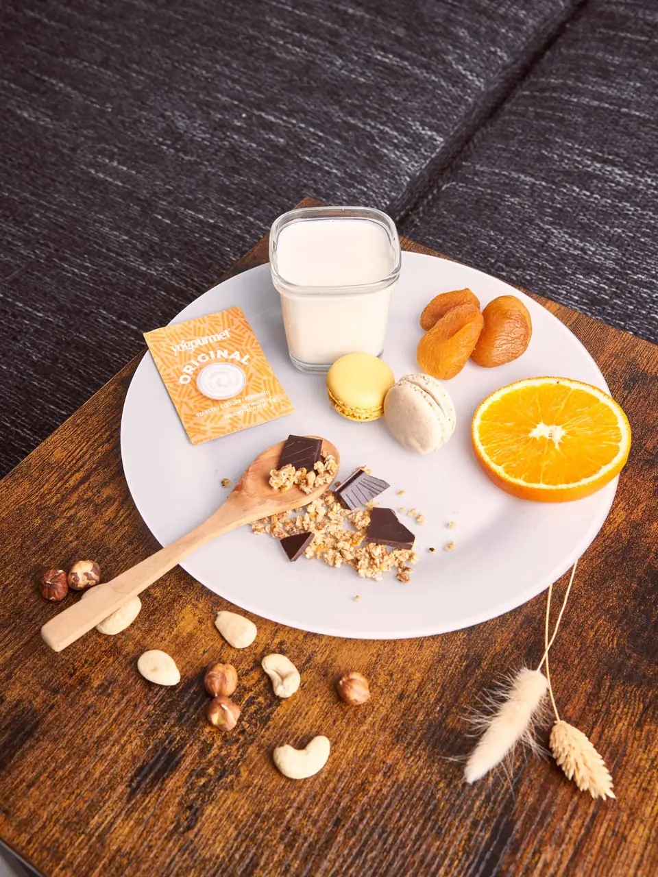 Sáčok jogurtovej kultúry Yogourmet Original a pohár hotového bieleho jogurtu s ovocím, granolou a orechmi