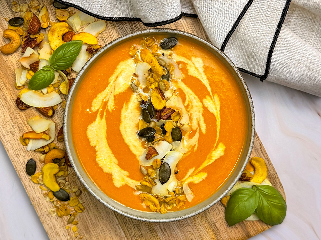 Zimní batátová polévka s kokosovým mlékem a slanou granolou