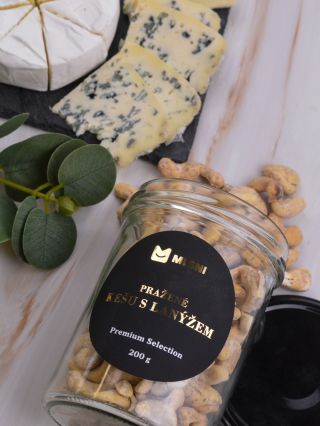 Lanýž. Kešu. Sůl. Tři slova, která dohromady tvoří takřka gurmánský zážitek. 🍄‍🟫 Pražené kešu oříšky s jemnou solí a...