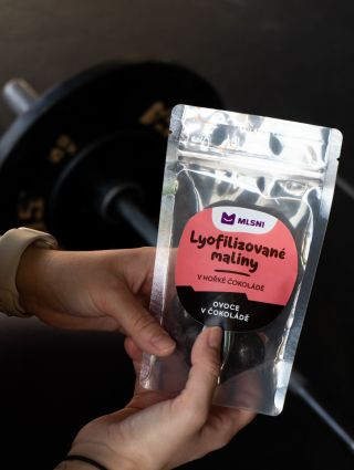 Během tréninku jste ze sebe dali maximum. 💪 Tak proč si nedat zaslouženou sladkou tečku? Naše lyofilizované maliny v hořké...