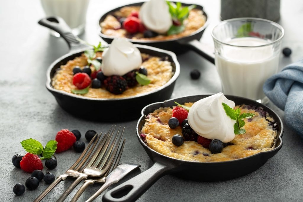 berry-crumble-baked-in-small-cas