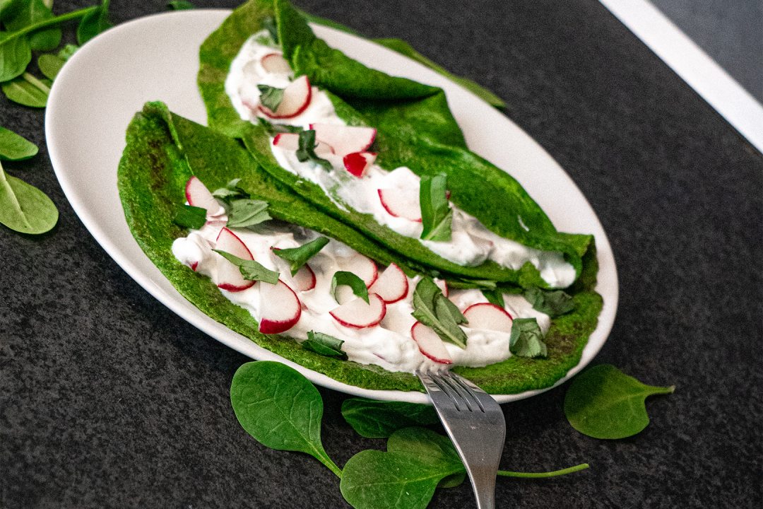 RECEPT: Špenátové palačinky s tvarohem a ředkvičkami