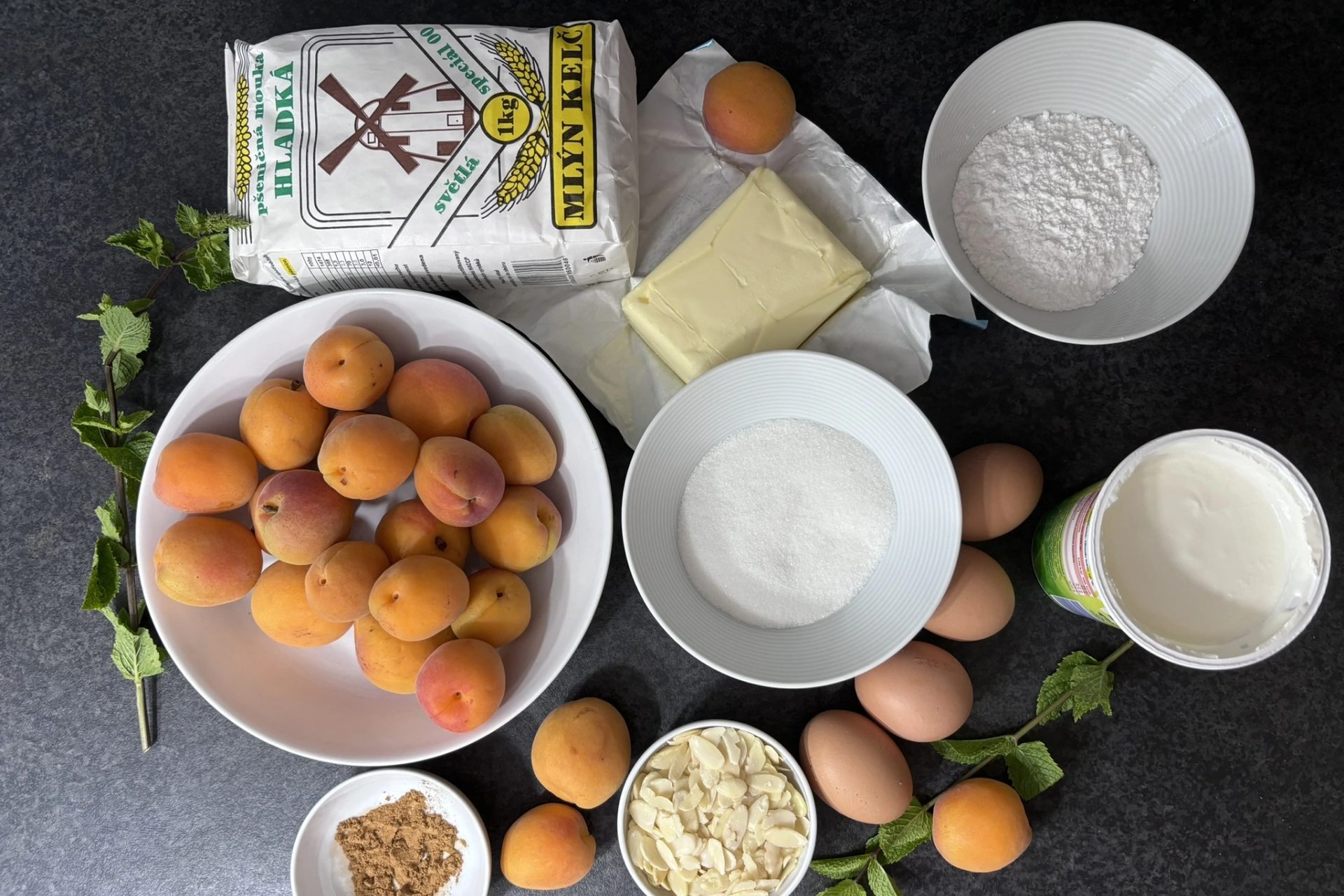 RECEPT: Meruňkový koláč s drobenkou a mandlemi