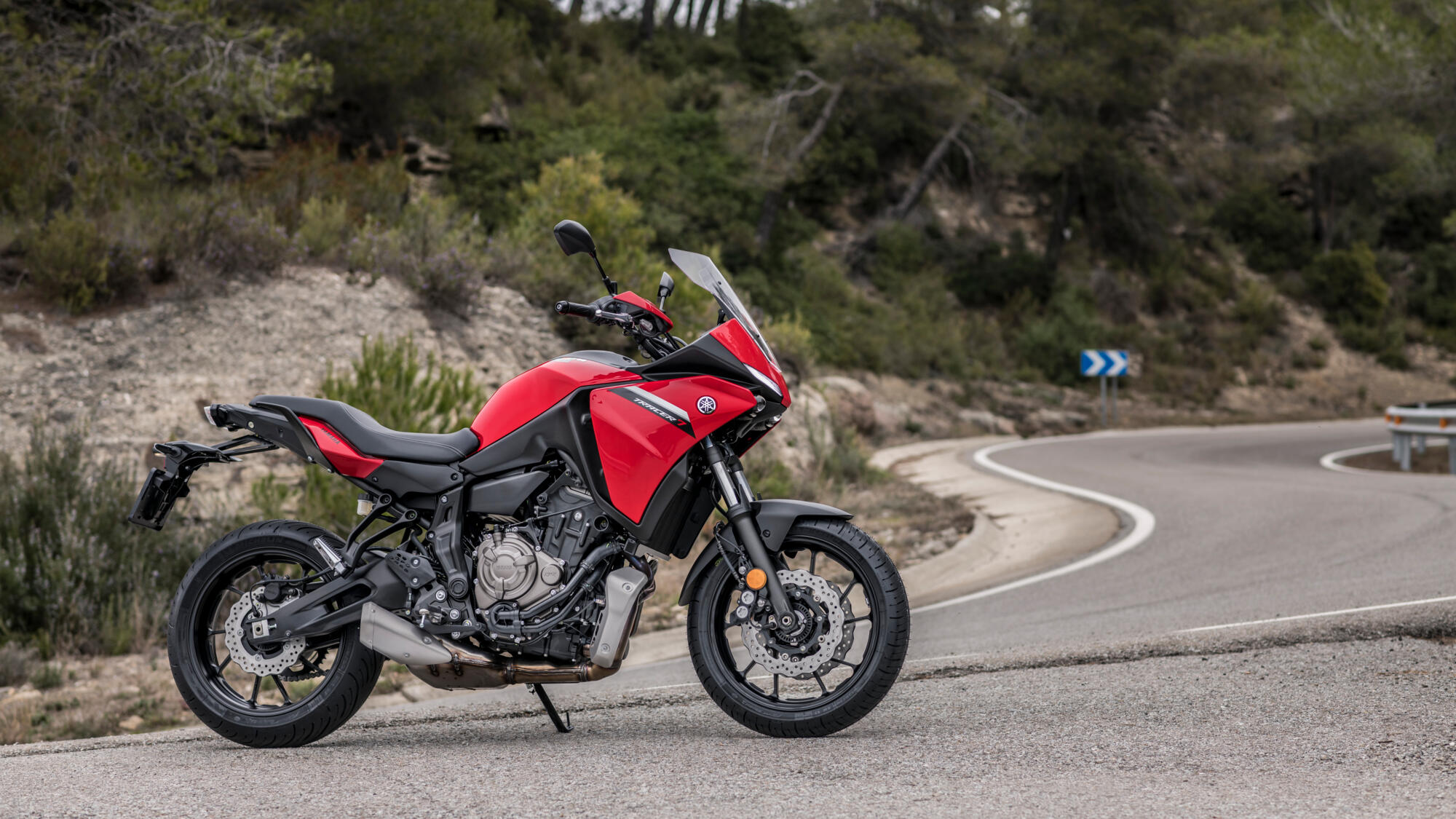 2021-Yamaha-MT07TR-EU-Redline-Static-001-03