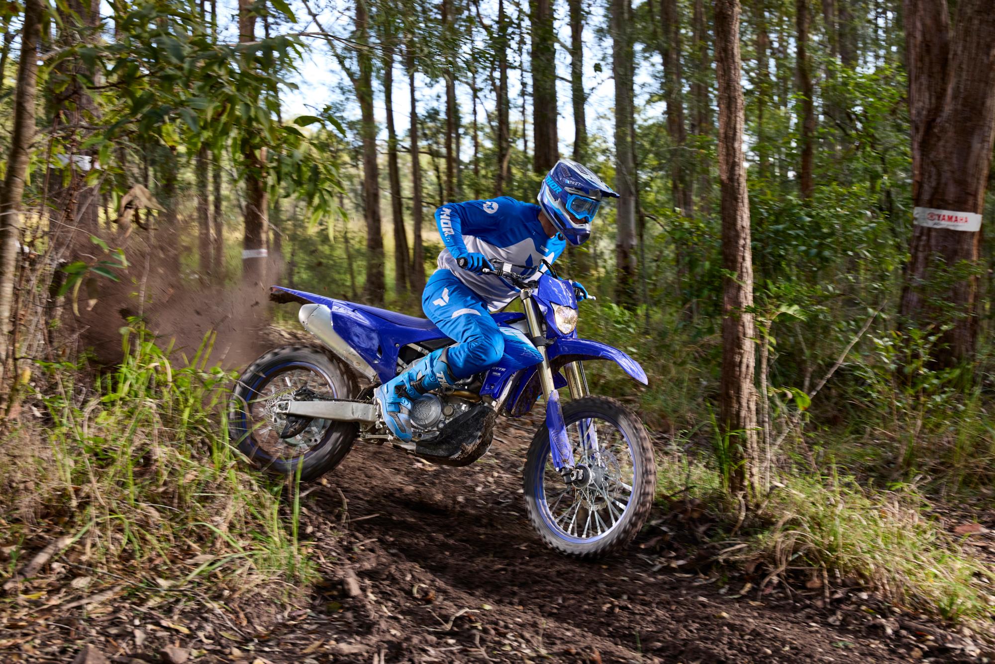 2027-Yamaha-WR450F-EU-Icon_Blue-Action-015-03