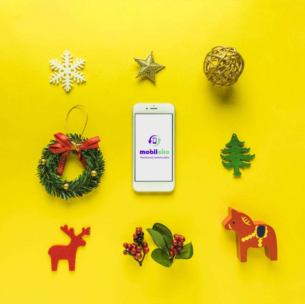 christmas-composition-smartphone-with-toys