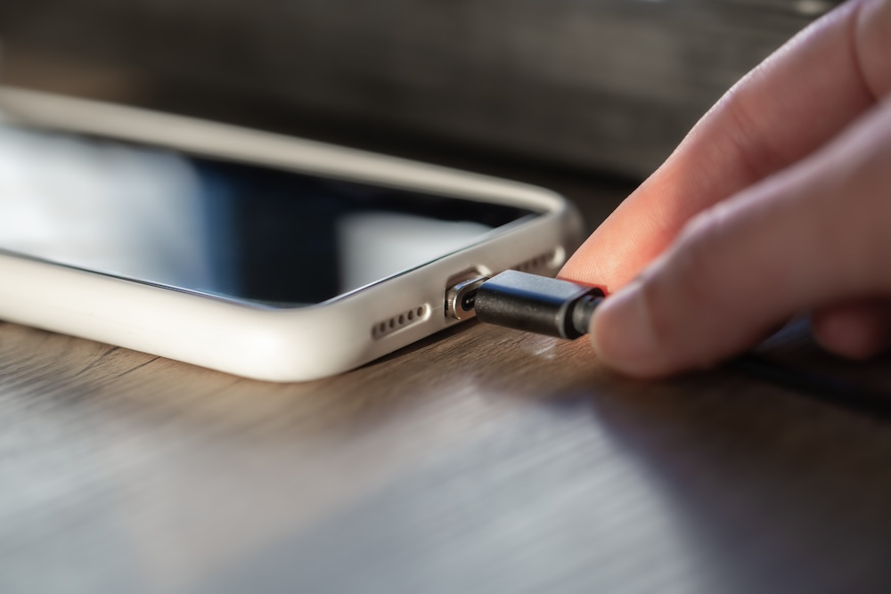 magnetic-cable-charging-smartphone-close-up