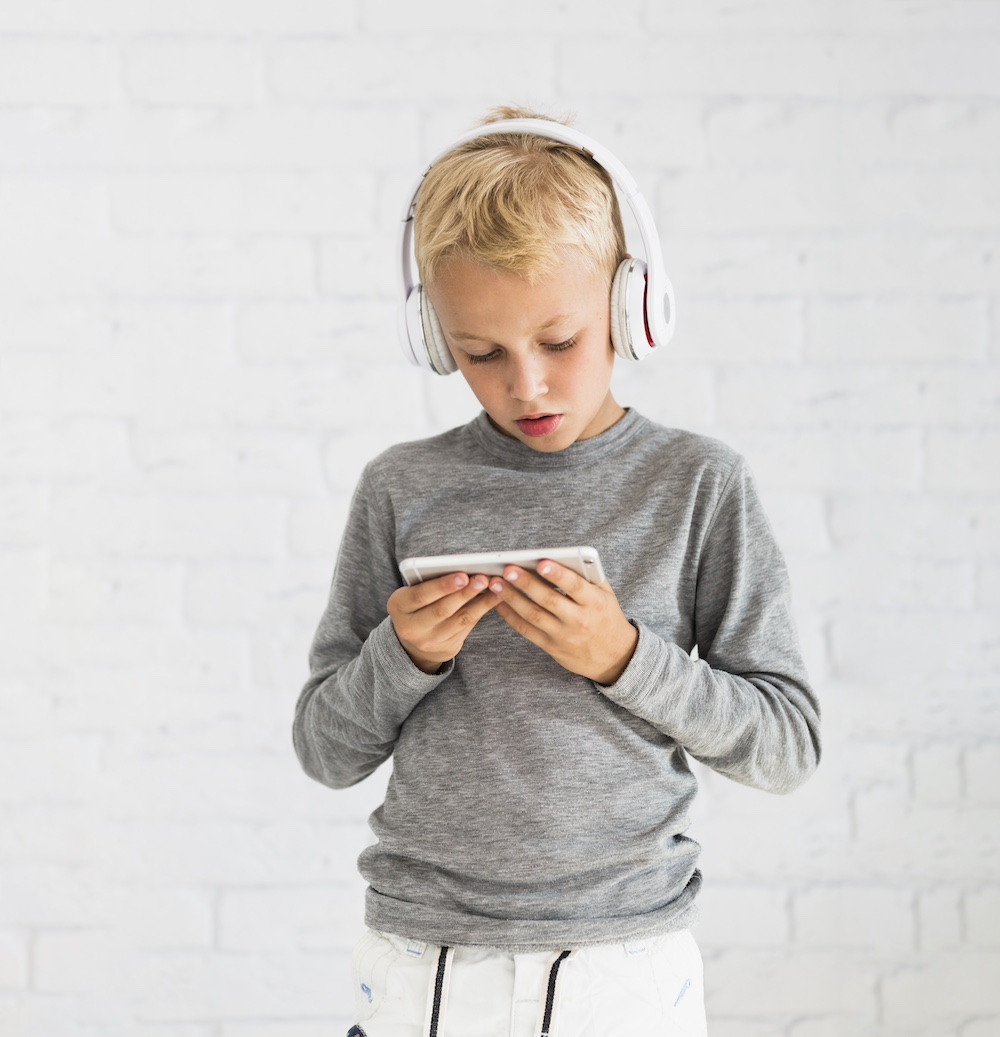 Kdy by mělo dítě dostat svůj první mobilní telefon?