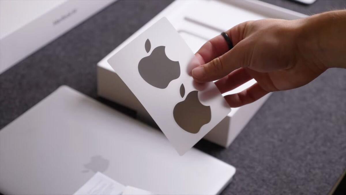 Apple končí s tradicí: V krabičce s iPhonem 16 už nenajdete ikonické samolepky