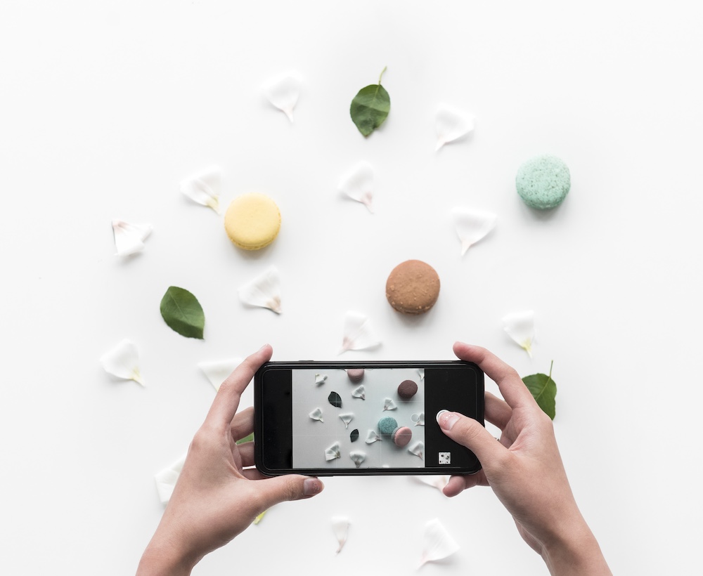 hands-holding-smart-phone-capture-macaroon