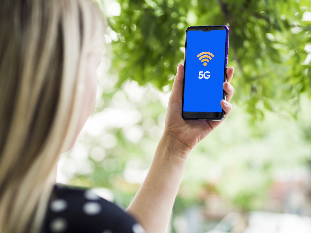 woman-looking-phone-screen-with-5g-screen