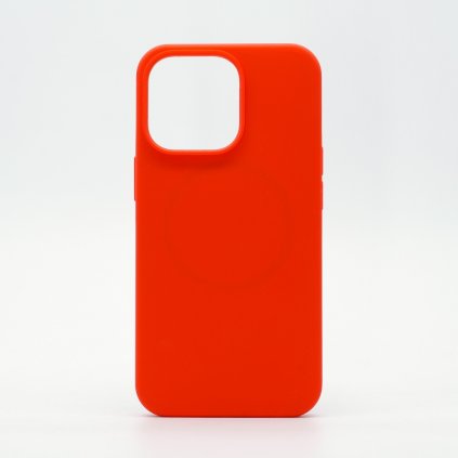Červený sametový obal s MagSafe na iPhone 12. Zadní strana je z měkkého silikonu a vnitřek krytu má semišovou výstelku která dokonale ochrání váš mobil. Kryt má zabudovaný magnetický kroužek uprostřed.