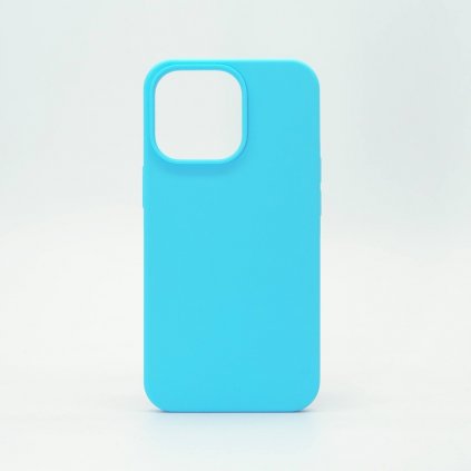 Modrý sametový obal s MagSafe na iPhone 13. Zadní strana je z měkkého silikonu a vnitřek krytu má semišovou výstelku která dokonale ochrání váš mobil. Kryt má zabudovaný magnetický kroužek uprostřed.