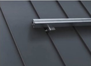 Uchycení panelů na plechovou střechu s falcem