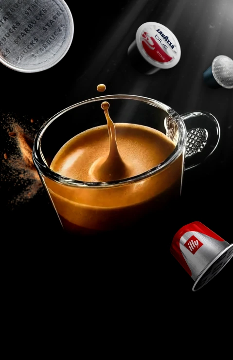 Café rodeado de cápsulas Nespresso