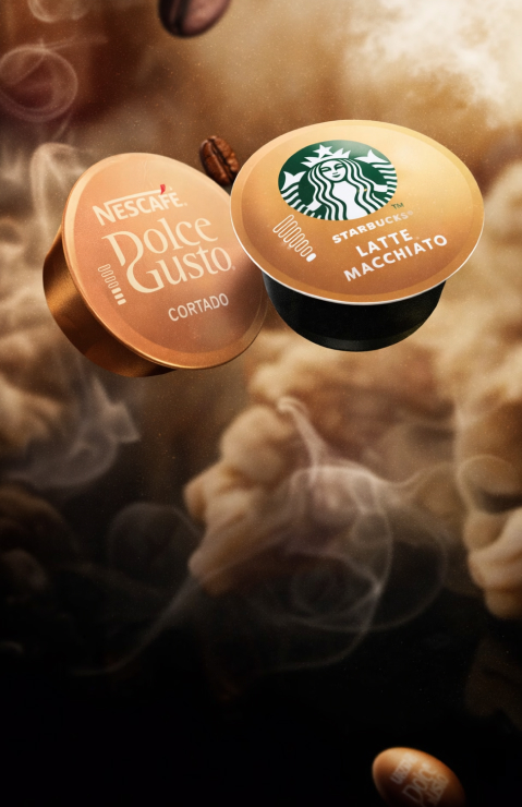 Deux capsules Dolce Gusto derrière des nuages de vapeur provenant de la machine à café