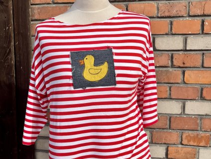 Červené pruhy s  kačenkou