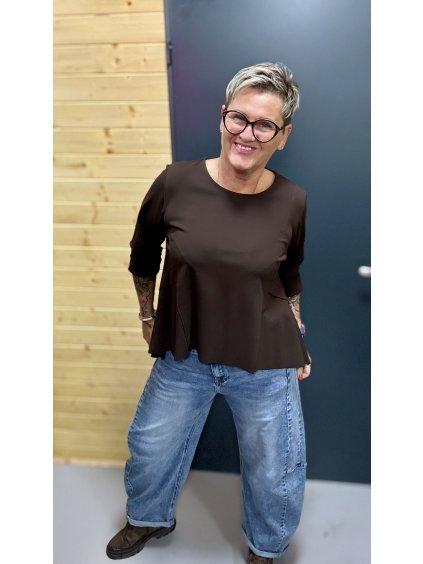 Asymetrické triko s pevnou strukturou