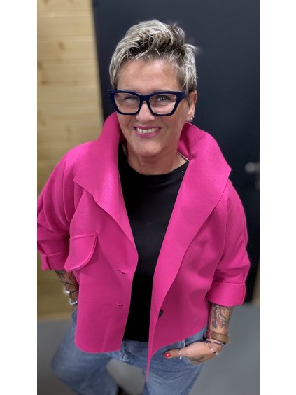 Krátký kabátek s výrazným límcem