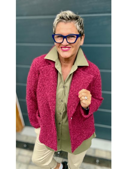 Buklé kabátek s ozdobným knoflíkem