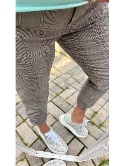 Elastické kalhoty s páskem a kapsami