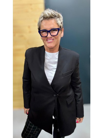 Elegantní sako–kabátek s netradičními detaily