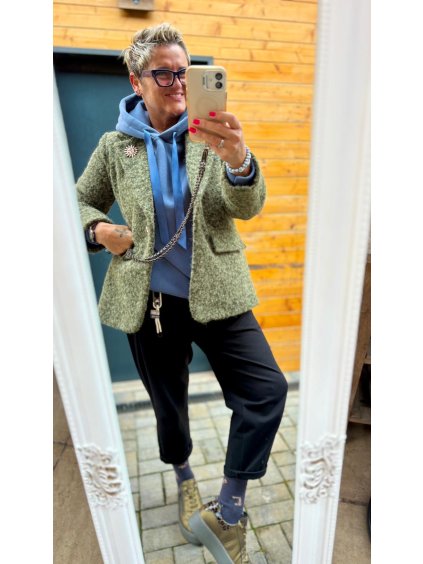 Černé pohodlné kalhoty s ozdobným přívěskem