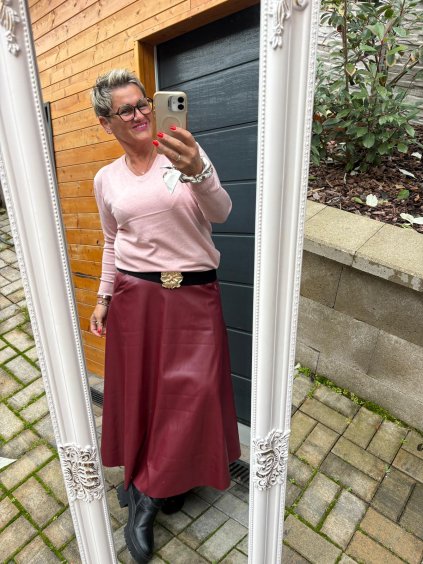 Dlouhá sukně z eko kůže s ozdobným páskem