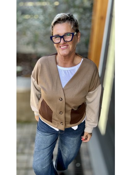 Tříbarevný kardigan s kapsami – pohodlí, které má styl