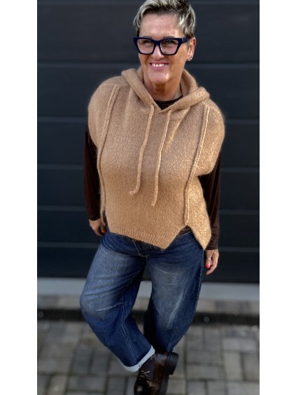 Pletená vestička s kapucí – hřejivý dotek stylu