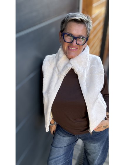 Chlupatá vestička s podšívkou – zimní hebkost v pohybu