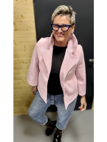 Krátké sako s rozevlátým límcem – jemnost s postojem