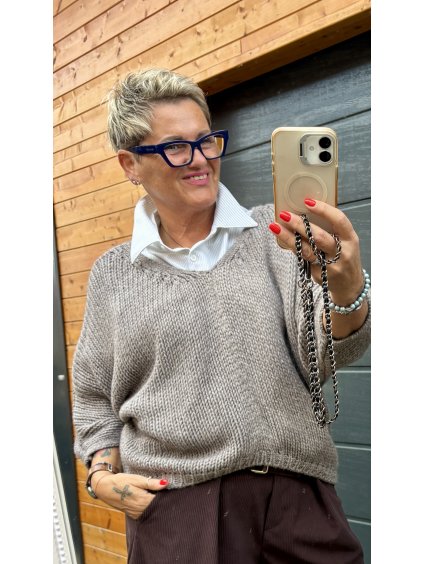 Asymetrický svetr s výstřihem do V – pohodlí s dávkou drzé elegance