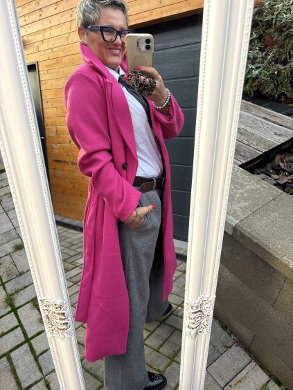 Elegantní kabát s páskem – barva, která tě rozzáří