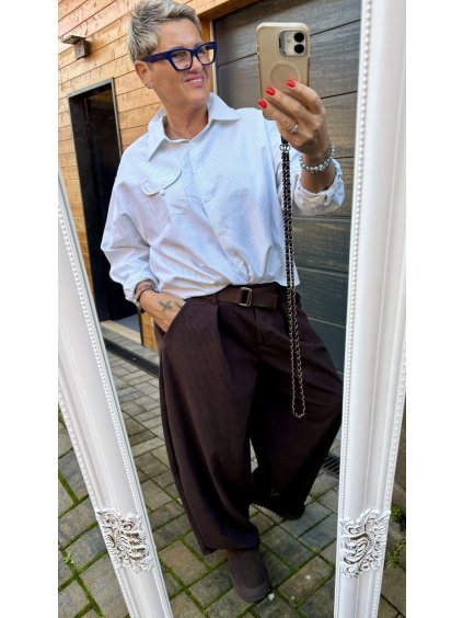 Jemně proužkovaná košile s kapsičkou – pohodlný volný střih