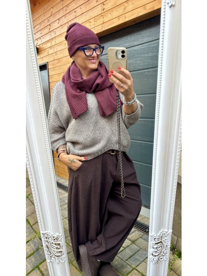 Jednobarevná měkká šála – hebká elegance ve vínové barvě