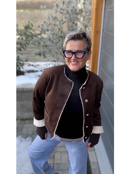 Kabátek s krémovým kožíškem a zlatými knoflíky